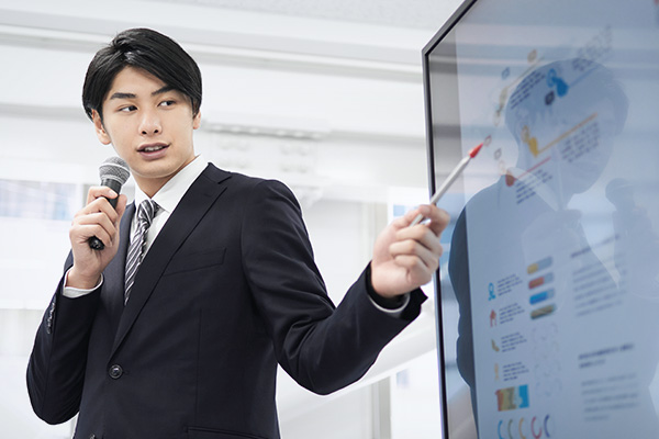 プレゼンする様子