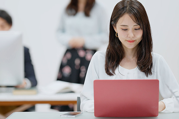 パソコンを使って作業してる様子